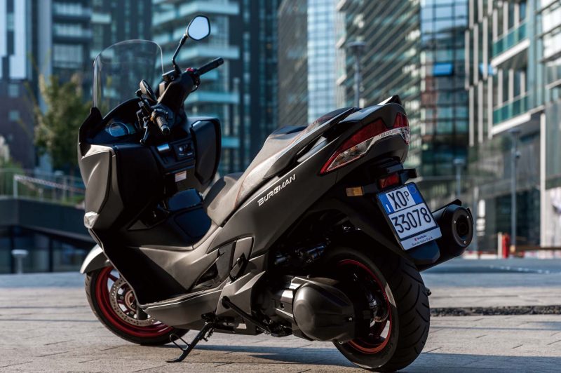 110816-2017-suzuki-burgman-400-an400al8_action09