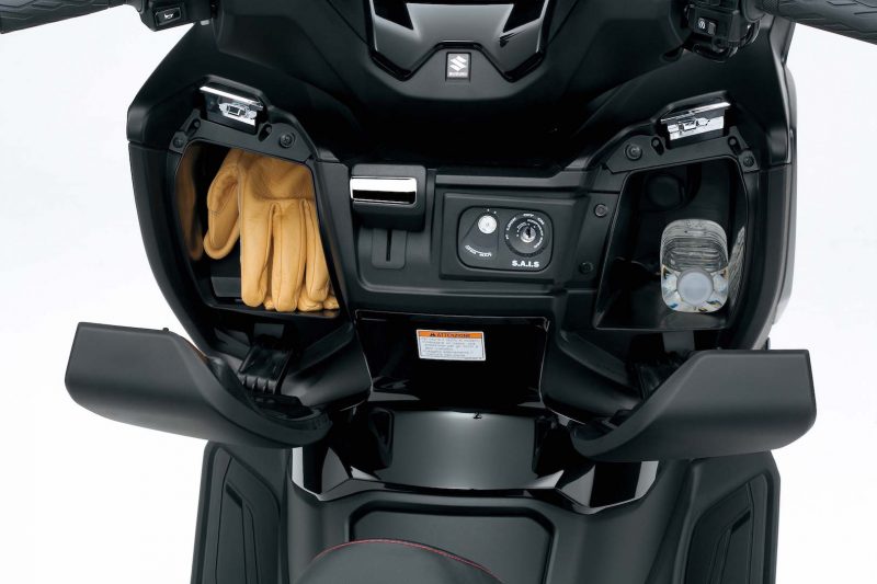 110816-2017-suzuki-burgman-400-an400al8_front_storage