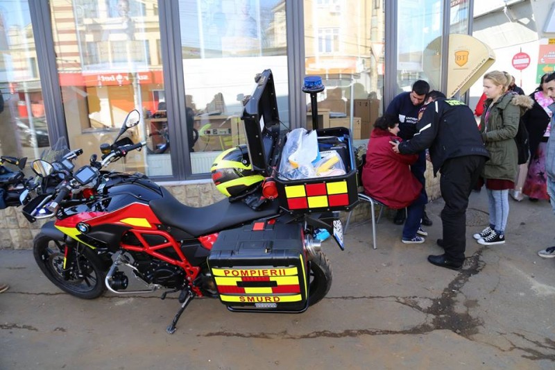Motocicliștii asigură primul-ajutor până la sosirea ambulanței