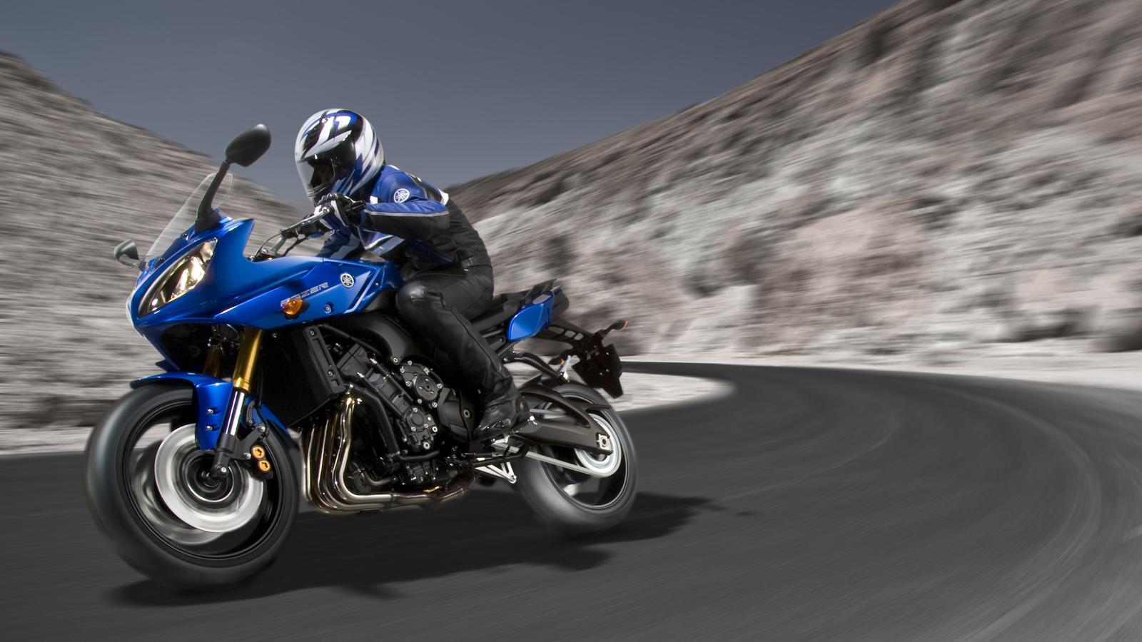 2011-Yamaha-FZ8-S-EU-Viper-Blue-Action-001