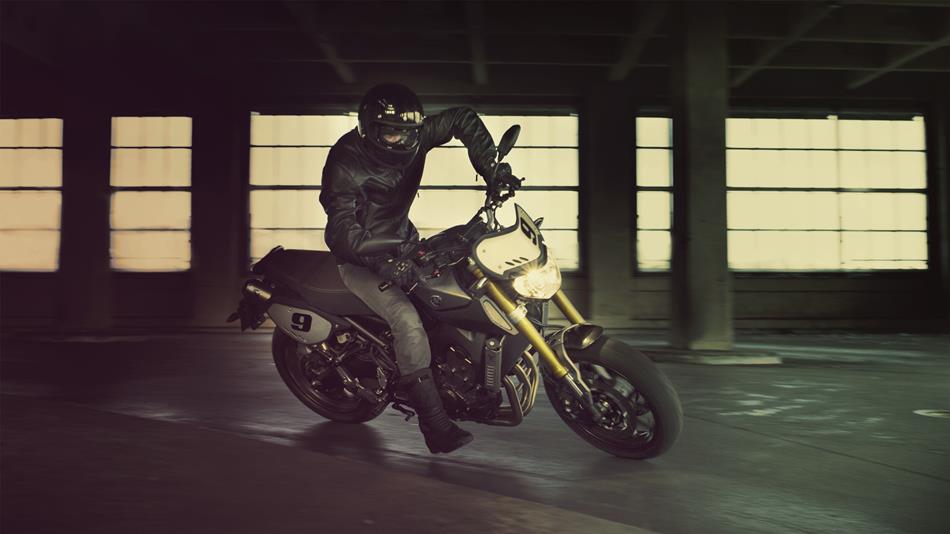 2014-Yamaha-MT09-Street-Tracker-EU-Matt-Grey-Action-003