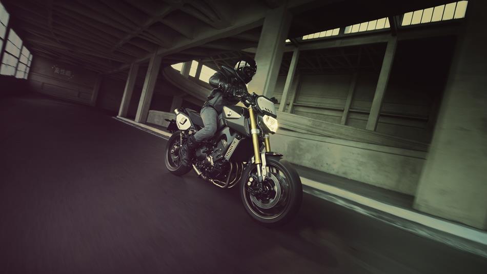 2014-Yamaha-MT09-Street-Tracker-EU-Matt-Grey-Action-005
