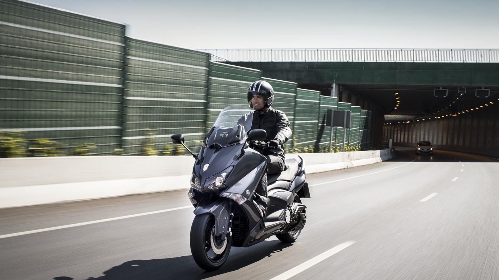 2014-Yamaha-T-MAX-ABS-EU-Tech-Graphite-Action-002