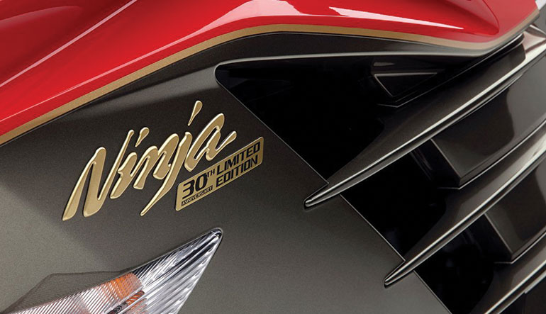 2015-Kawsaki-Ninja-ZX-14R-ABS-30th-Anniversary-Edition-03