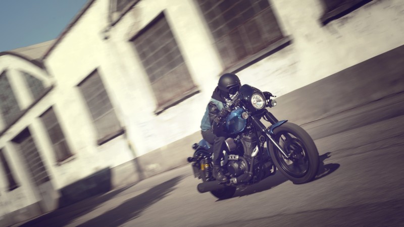 2015-Yamaha-XV950CR-EU-Glacier-Blue-Action-001