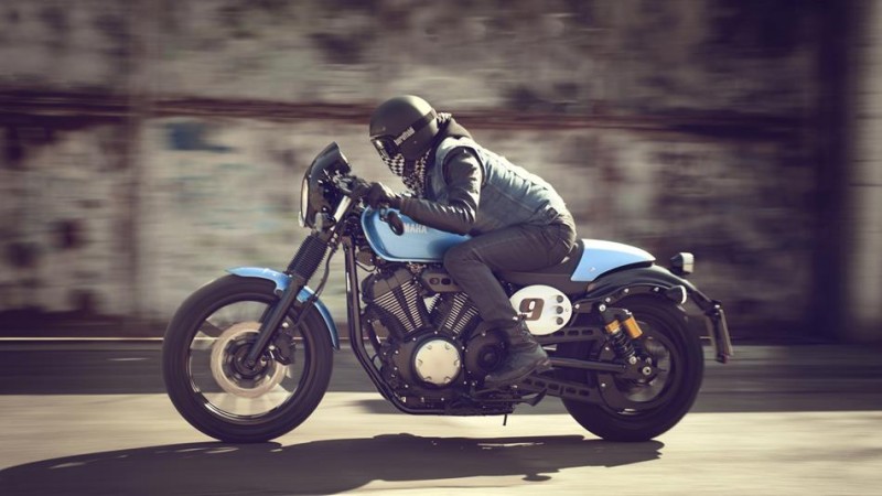 2015-Yamaha-XV950CR-EU-Glacier-Blue-Action-002