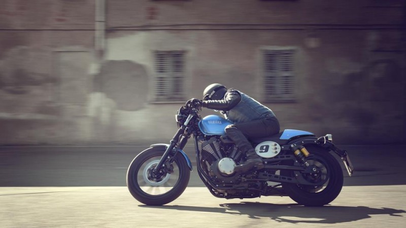 2015-Yamaha-XV950CR-EU-Glacier-Blue-Action-004
