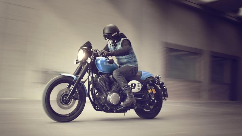 2015-Yamaha-XV950CR-EU-Glacier-Blue-Action-005