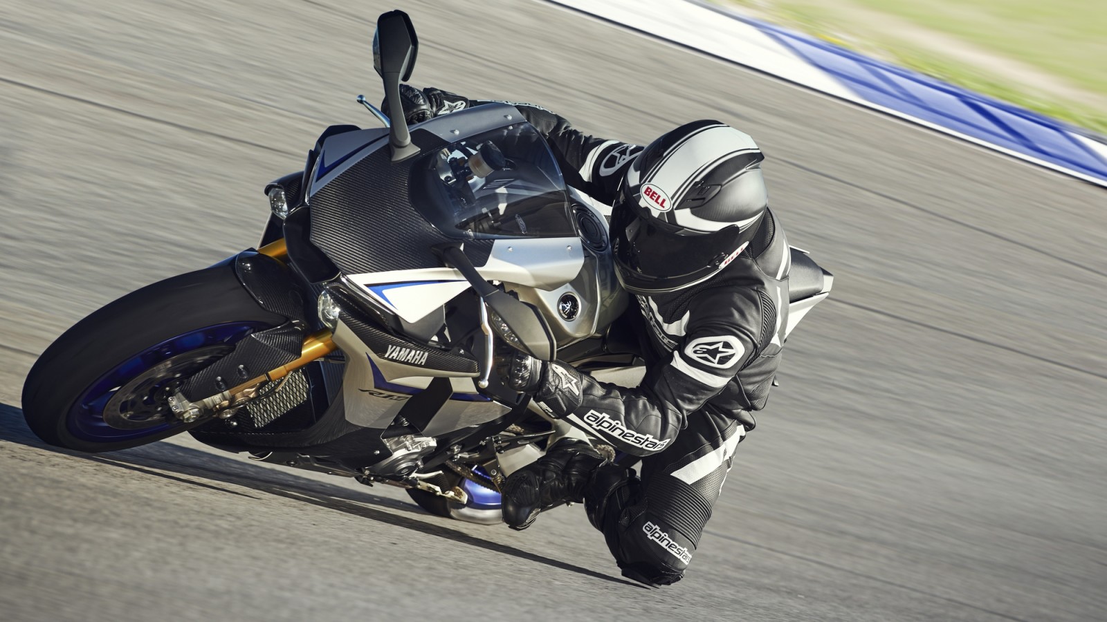 2015-Yamaha-YZF1000R1SPL-EU-Silver-Blu-Carbon-Action-006