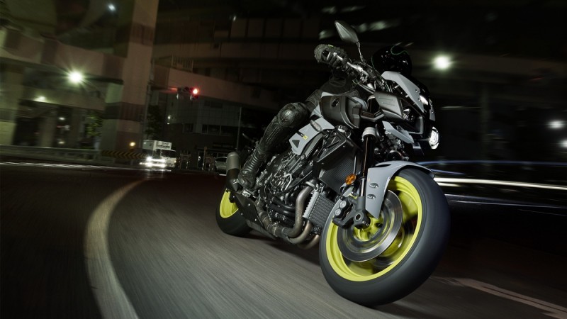 2016-Yamaha-MT-10-EU-Night-Fluo-Action-001