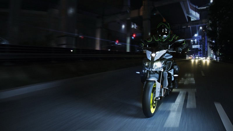 2016-Yamaha-MT-10-EU-Night-Fluo-Action-006