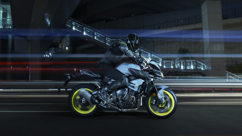 2016-Yamaha-MT-10-EU-Night-Fluo-Action-008