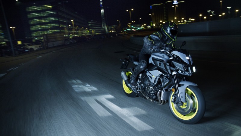 2016-Yamaha-MT-10-EU-Night-Fluo-Action-010