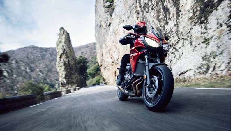2016-Yamaha-MT07TR-EU-Radical-Red-Action-004