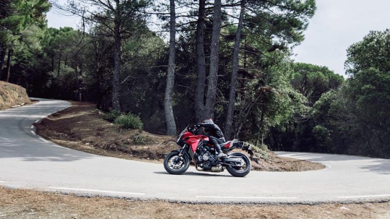 2016-Yamaha-MT07TR-EU-Radical-Red-Action-006