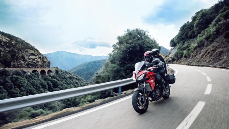 2016-Yamaha-MT07TR-EU-Radical-Red-Action-008