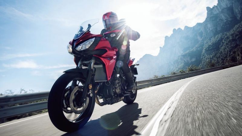 2016-Yamaha-MT07TR-EU-Radical-Red-Action-010