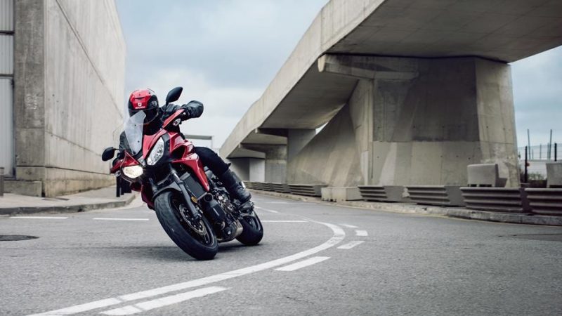 2016-Yamaha-MT07TR-EU-Radical-Red-Action-011