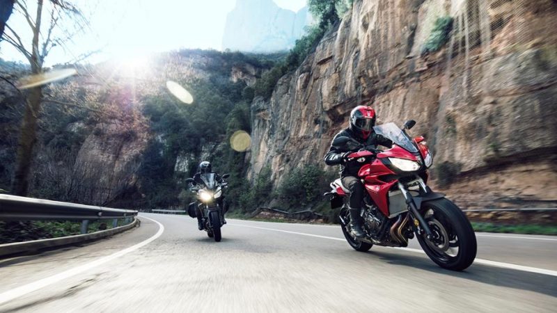 2016-Yamaha-MT07TR-EU-Radical-Red-Action-013