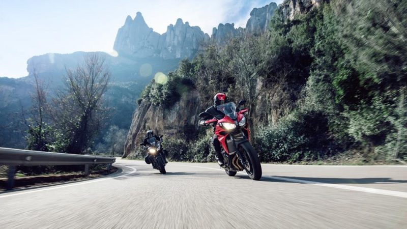 2016-Yamaha-MT07TR-EU-Radical-Red-Action-014