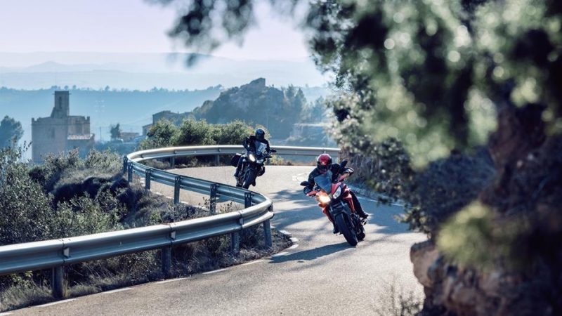 2016-Yamaha-MT07TR-EU-Radical-Red-Action-015