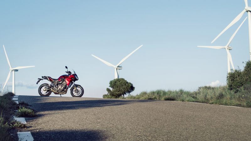 2016-Yamaha-MT07TR-EU-Radical-Red-Static-002