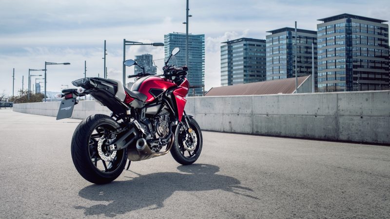 2016-Yamaha-MT07TR-EU-Radical-Red-Static-003