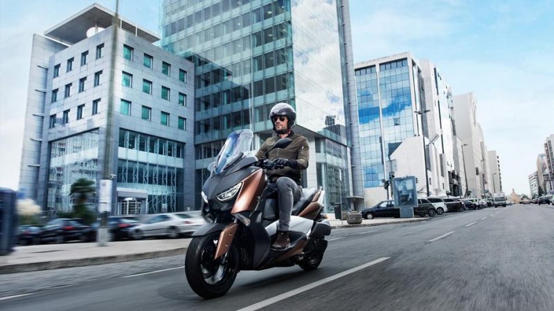 2017-yamaha-x-max-300a-eu-quasar-bronze-action-002