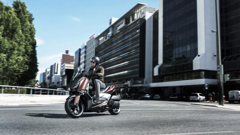 2017-yamaha-x-max-300a-eu-quasar-bronze-action-003