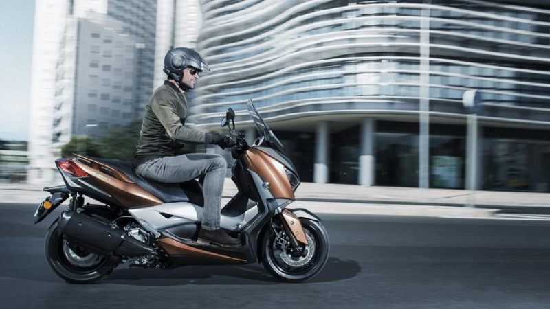 2017-yamaha-x-max-300a-eu-quasar-bronze-action-004