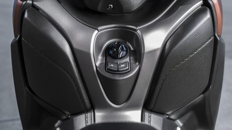 2017-yamaha-x-max-300a-eu-quasar-bronze-detail-004
