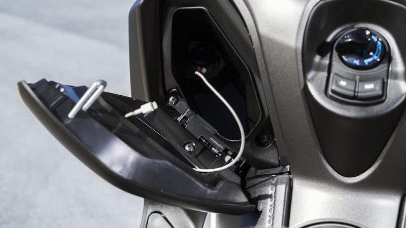 2017-yamaha-x-max-300a-eu-quasar-bronze-detail-006