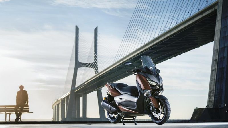 2017-yamaha-x-max-300a-eu-quasar-bronze-static-001