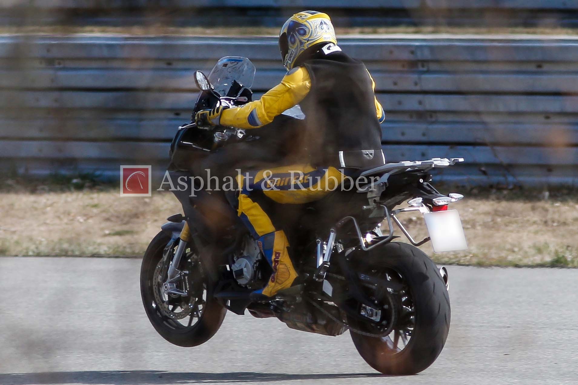 BMW-S1000F-spy-photos-01
