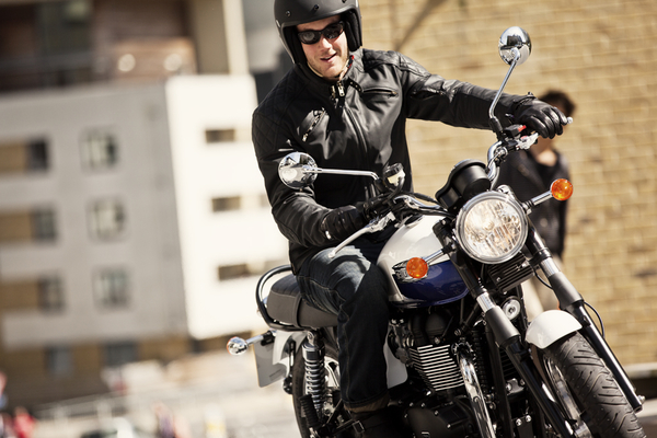 Bonneville_MY14_Handling_