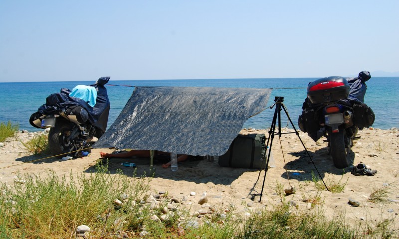 Adăpost improvizat pe plajă în Grecia (foto: Cătălin Sănătescu)
