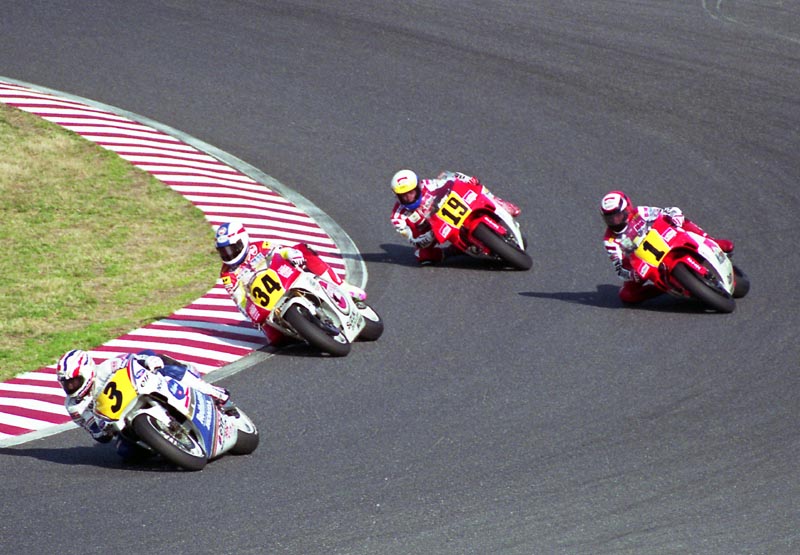 Mick Doohan (3) is followed by Kevin Schwantz (34), Wayne Rainey (1) and John Kocinski (19) in the 500 cc race. GP 1991 japan